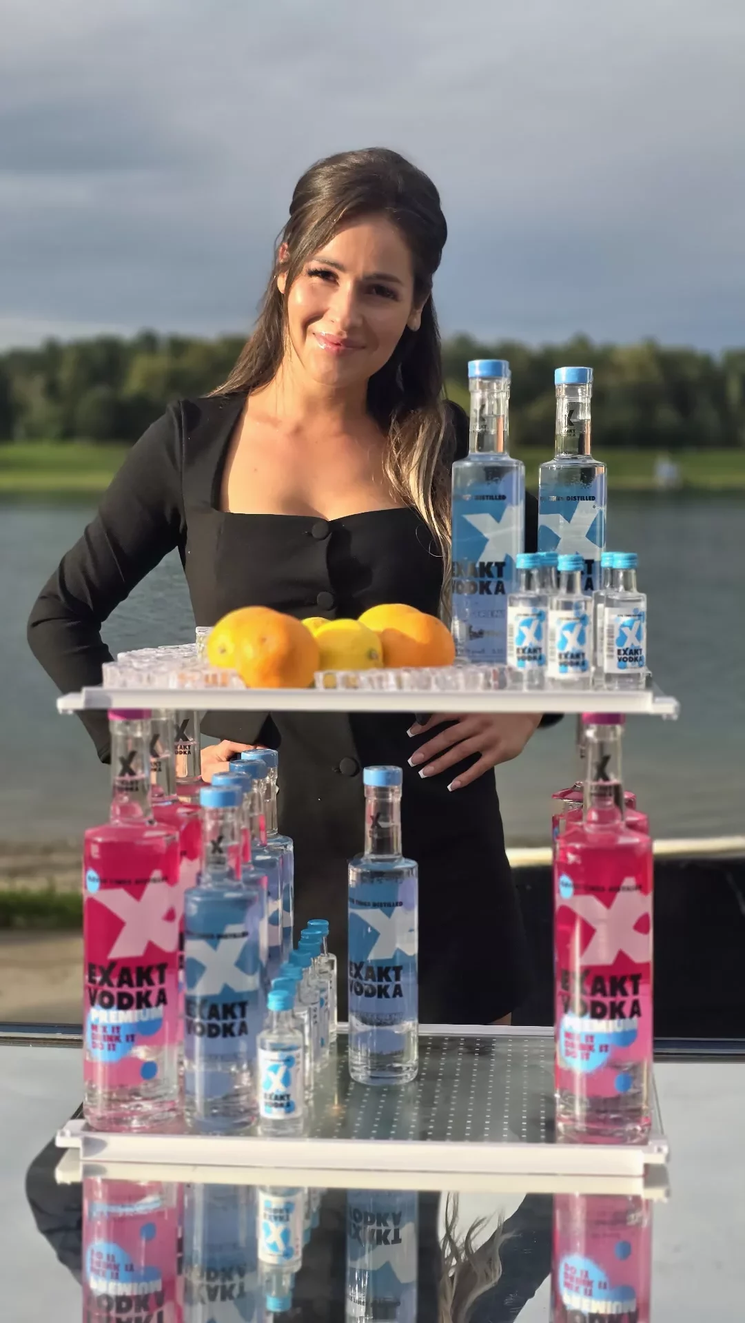 Eine Frau steht neben einer Ausstellung von Wasserflaschen