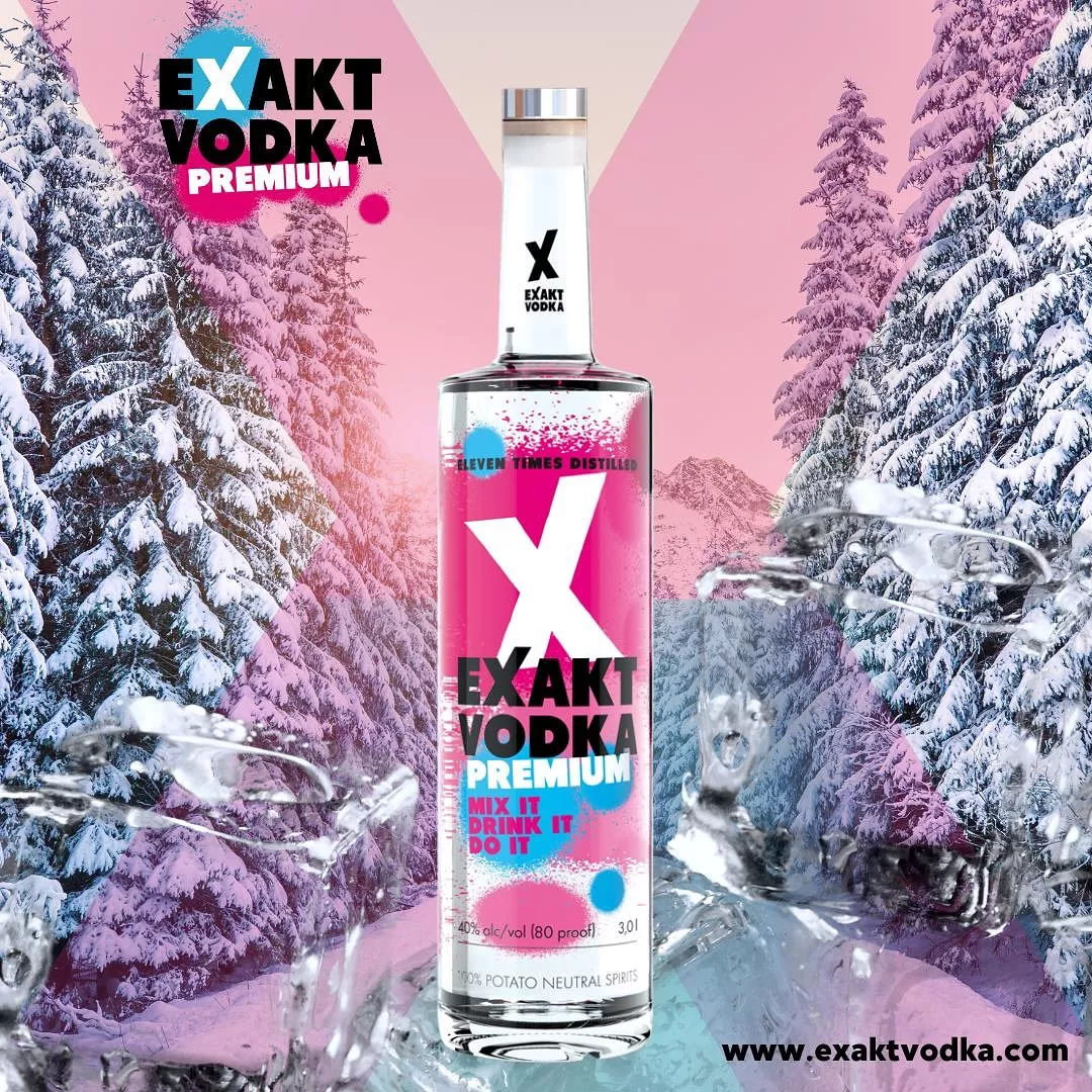 Eine Flasche Exakt Vodka vor schneebedeckten Bäumen
