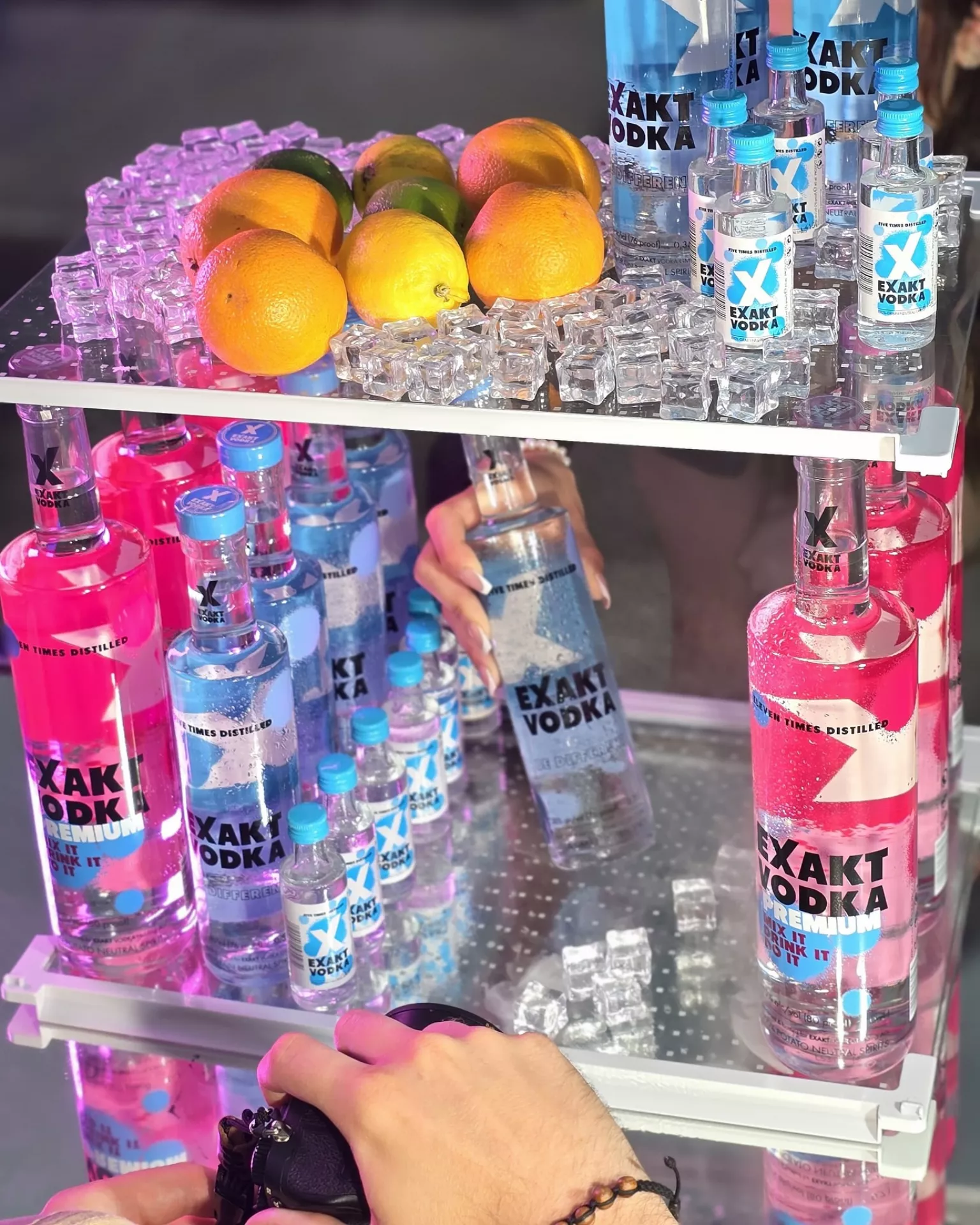 Eine Ausstellung mit Wodka- und Orangenflaschen