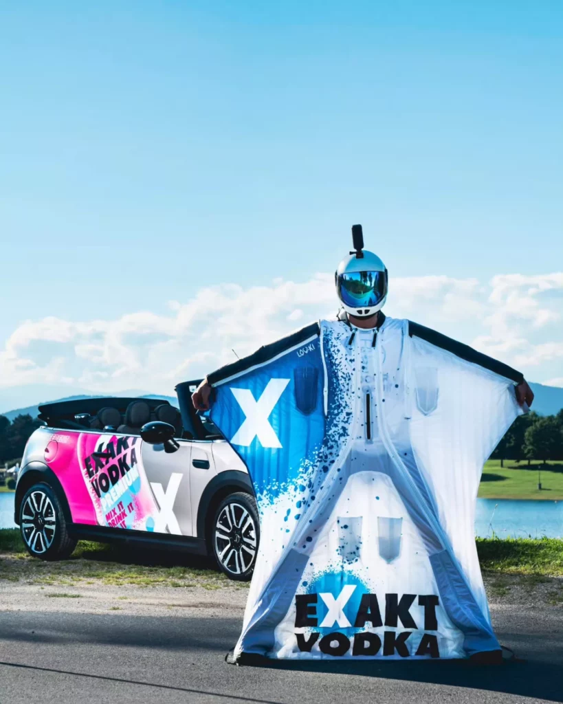 Ein Auto parkte neben einer riesigen Werbung