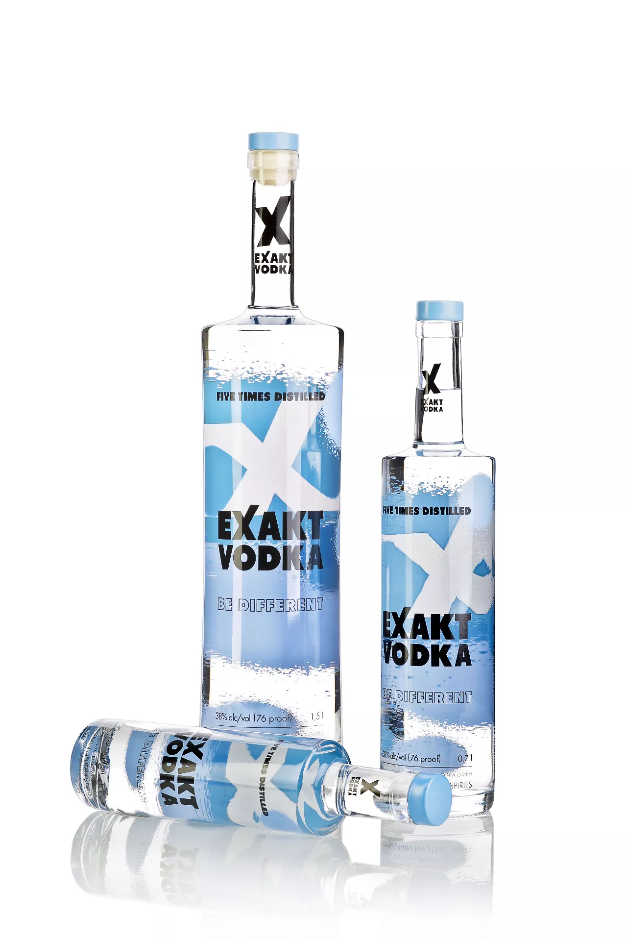 Eine Flasche Wodka neben einer Tube Wodka