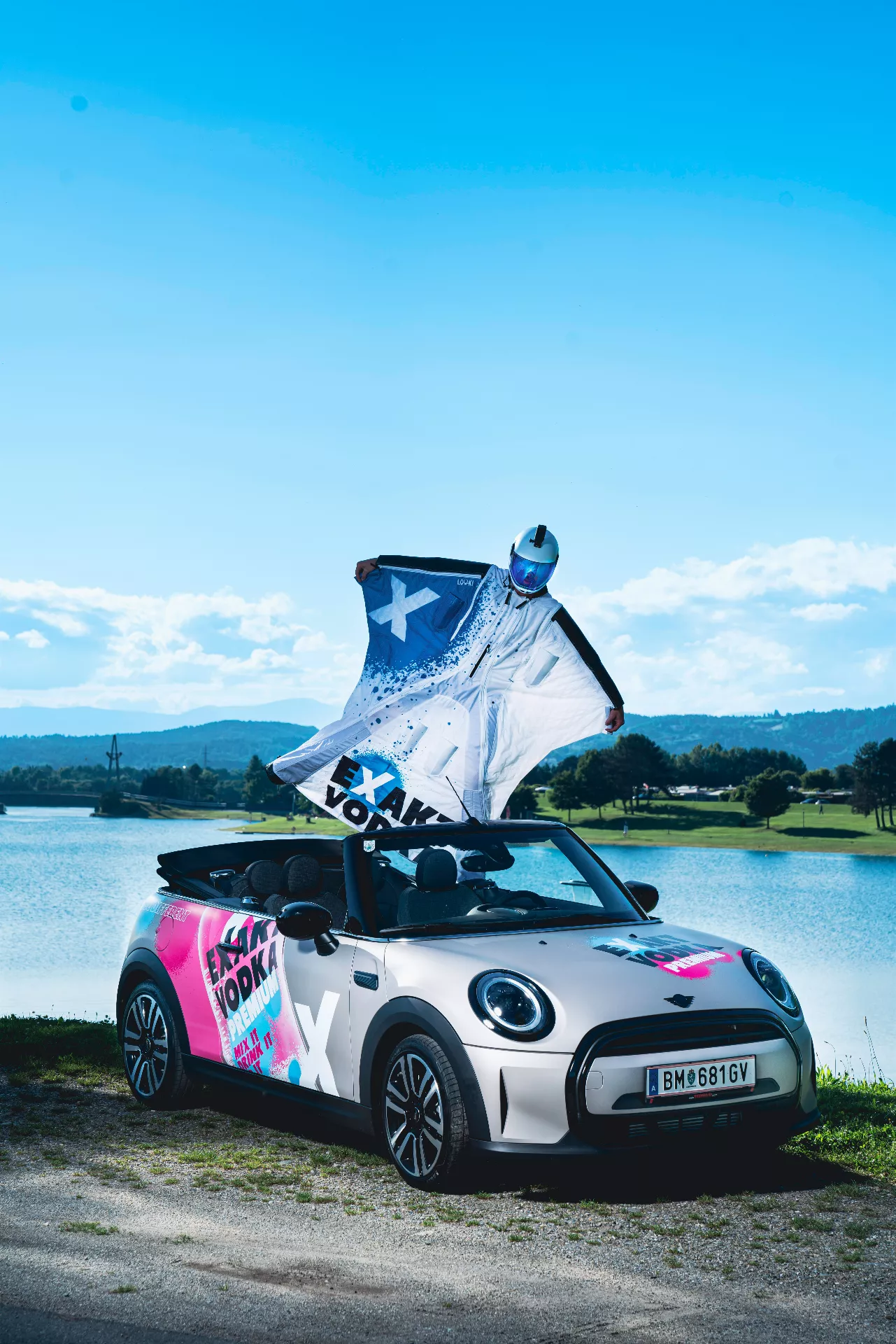 Ein kleines Auto mit einer Flagge auf dem Dach