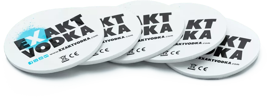 Vier weiße Untersetzer mit schwarz-weißen Motiven