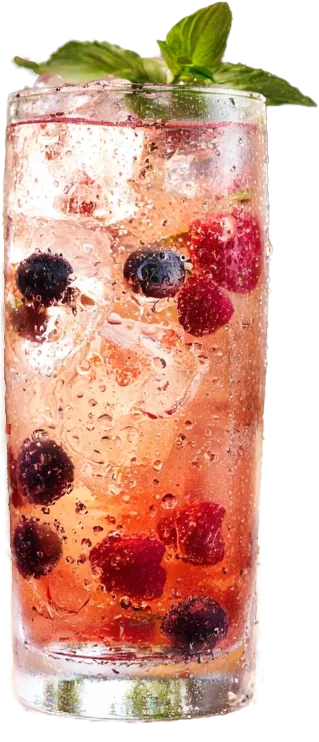 Ein mit Eis und Beeren gefülltes Glas auf einem Tisch