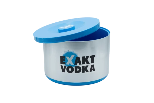 Eine Eiswürfelbox mit Deckel in blau-silbernem Design mit Exakt-Vodka-Logo.