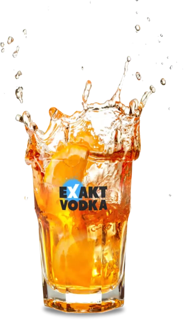 Ein Glas gefüllt mit Orangensaft und Eis