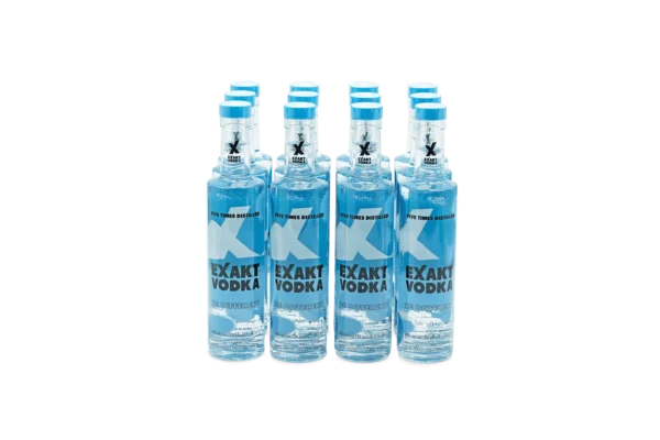 Eine Gruppe von 12 Flaschen Exakt Vodka, die nebeneinander stehen.