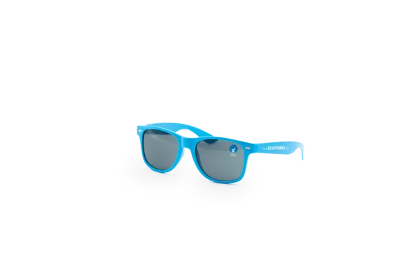 Eine blaue Sonnenbrille mit Exakt-Vodka-Logo.