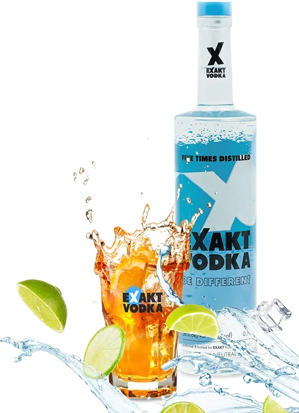 Eine Flasche Wodka neben einem Cocktail