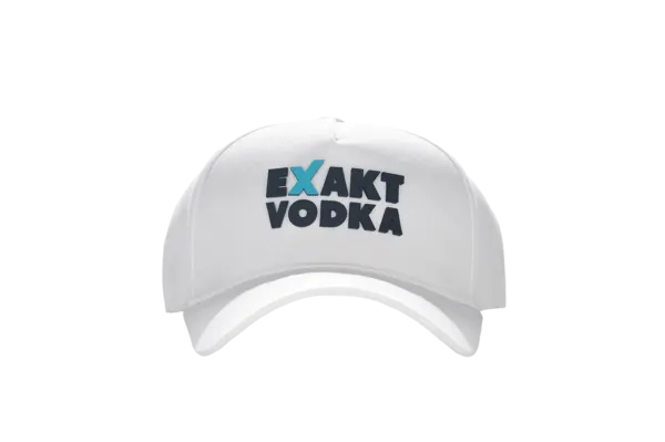Ein weißes Baseballcap mit dem Logo von Exakt Vodka.