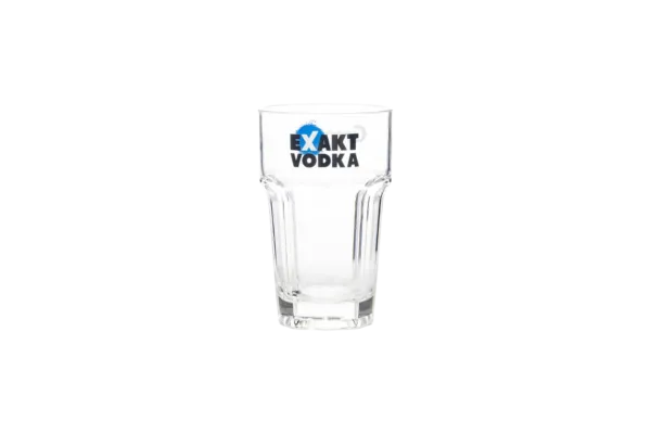 Ein Longdrinkglas aus Kunststoff von Exakt Vodka.
