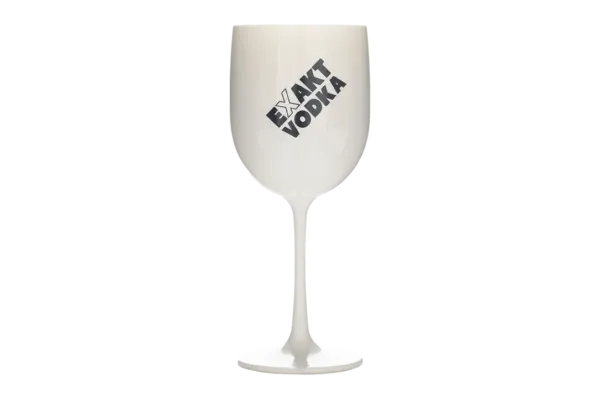 Ein Champagnerglas mit schwarz-weißem Exakt-Vodka-Logo.