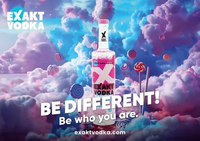 Eine Flasche Wodka, die auf einem wolkenverhangenen Himmel thront