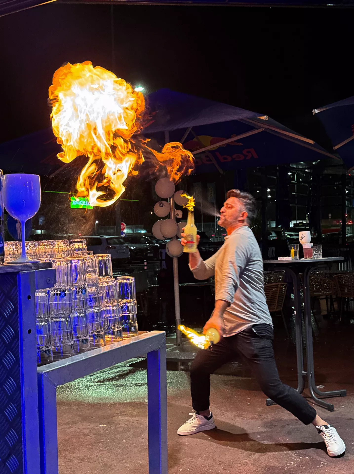 Ein Mann spuckt Feuer