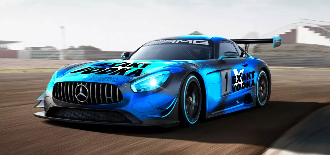 Ein blauer Mercedes-Sportwagen fährt auf einer Rennstrecke