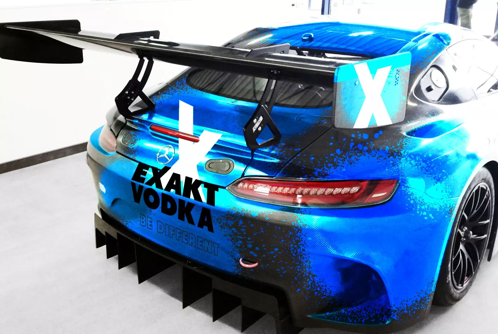 Ein blauer Sportwagen, der in einer Garage parkt