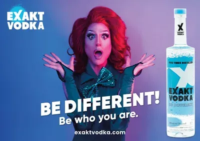 Eine rothaarige Frau in einem grünen Kleid, neben ihr schwebt eine Vodka Flasche