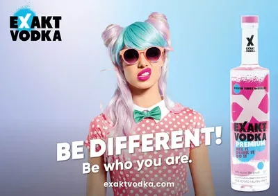 Eine Frau in rosa Hemd und Fliege neben einer Flasche Wodka