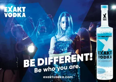 Eine Frau steht in einer Gruppe Menschen, neben ihr eine Flasche Exakt Vodka