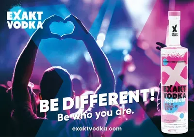 Eine Wodkaflasche mit dem Bild einer Person, die mit ihren Händen ein Herz zeigt