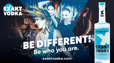 Im Hintergrund sieht man tanzende Frauen und vorne steht eine Flasche Vodka mit dem Spruch: „Sei anders, sei du selbst.“