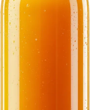 Ein mit Flüssigkeit gefülltes Glasgefäß steht auf einem Tisch.