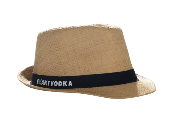 Ein hellbrauner Panamahut mit einem schwarzen Band und dem "Exakt Vodka" Logo um die Krempe.