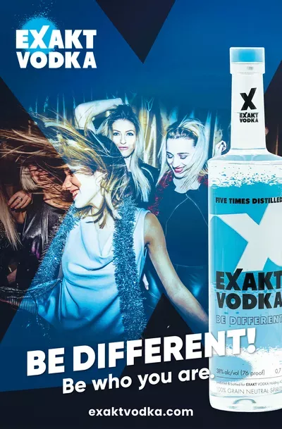 Junge Frauen tanzen im Hintergrund und im Vordergrund steht eine Flasche Exakt Vodka.