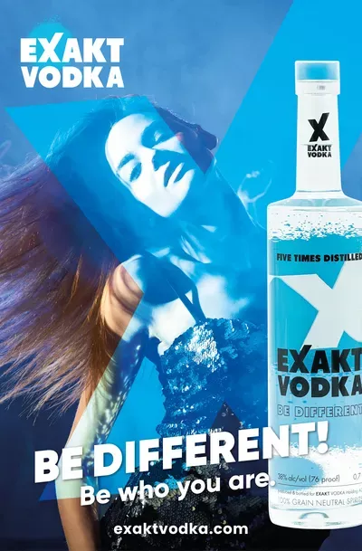 Eine tanzende Frau hinter einer Flasche Vodka