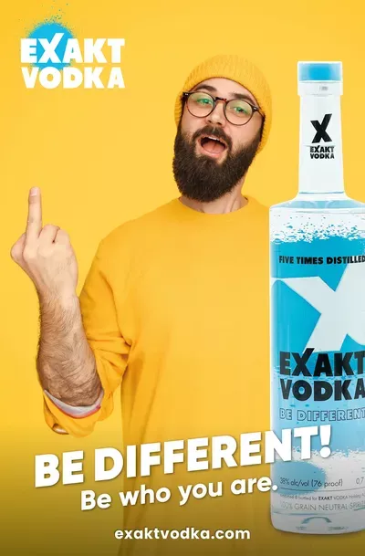 Ein Mann mit gelber Haube steht neben einer Wodkaflasche vor einem gelben Hintergrund.