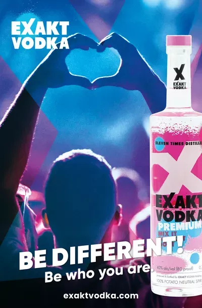 Im Vordergrund steht eine Flasche Exakt-Wodka im Hintergrund ist ein Mann zu sehen der ein Herz zeigt