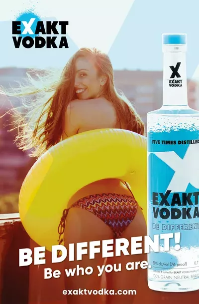 Eine Frau im Bikini hält einen gelben Schwimmreifen neben einer Flasche Vodka