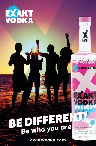 Eine Flasche Exakt-Vodka neben einer Gruppe von Menschen am Strand