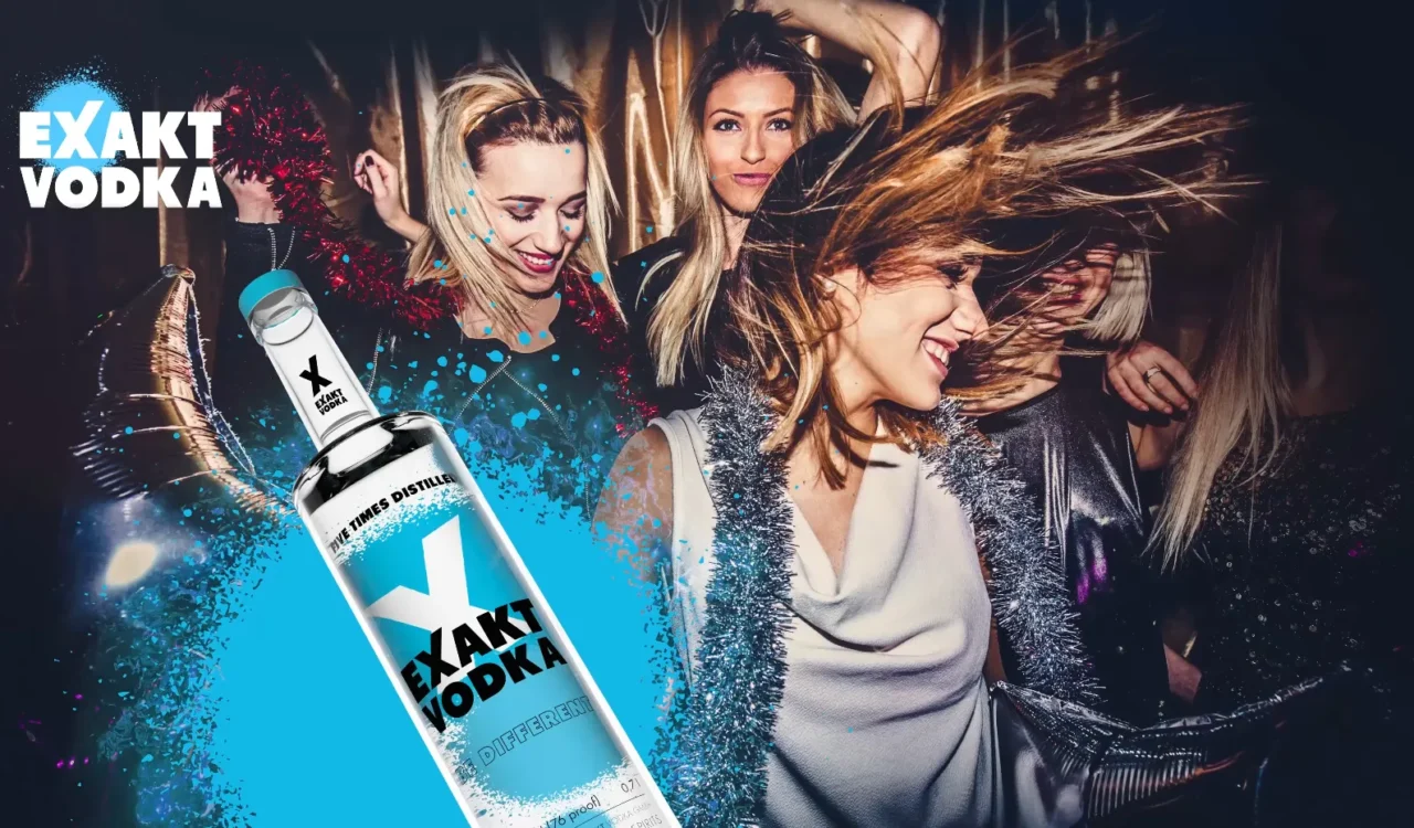 Eine Flasche Wodka neben einer Gruppe tanzender Frauen